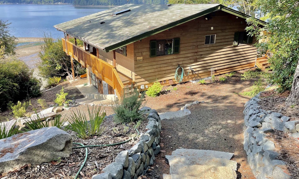 Olympia House | Secluded beachfront home on Harstine Island