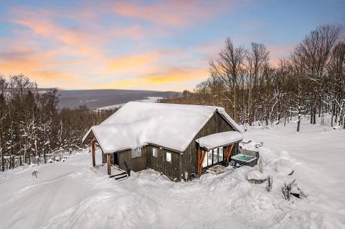 Ellicottville Ski Chalet | Secluded Beauty with Hot Tub & Views