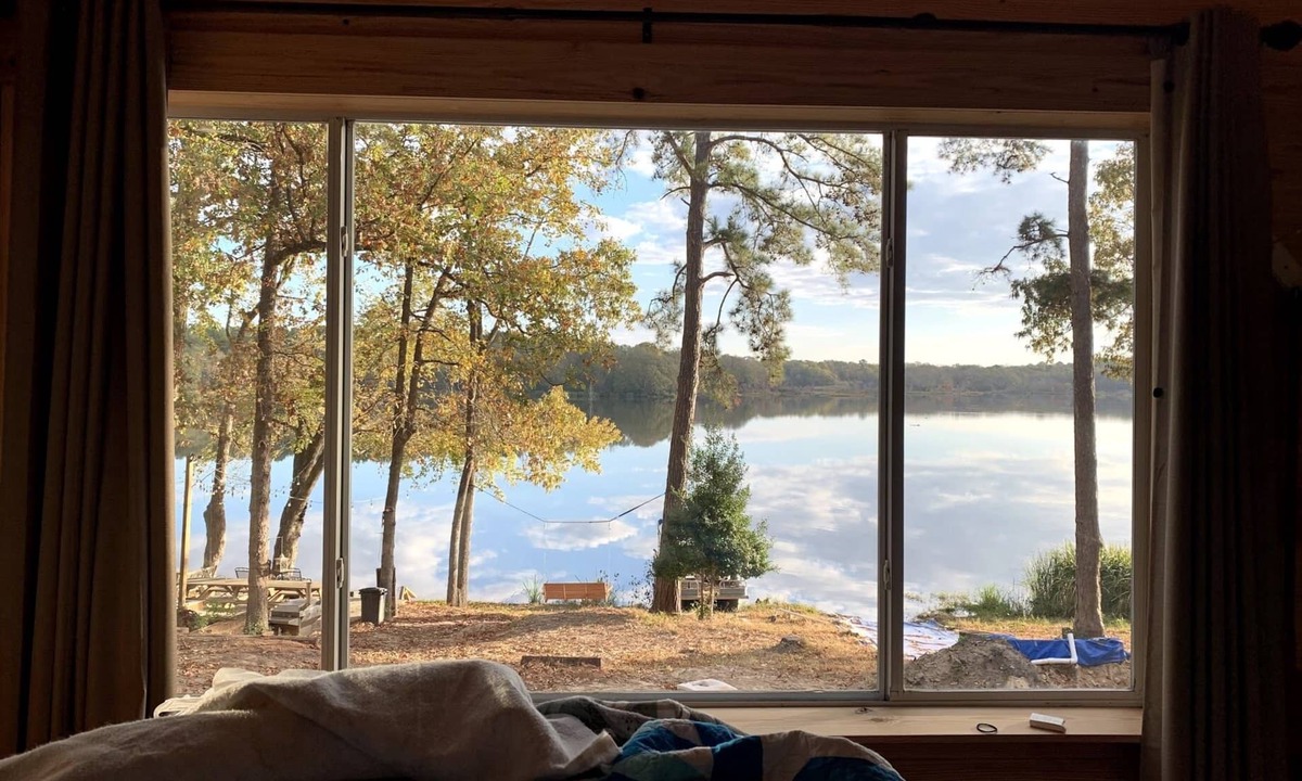 Grapeland House | Secluded Cabin 2 directly on Houston County Lake