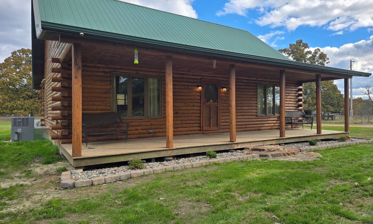 Stockton Cabin | Secluded Cabin - Hunt + Fish + Float Sac River/Stockton. Family and Pet Friendly