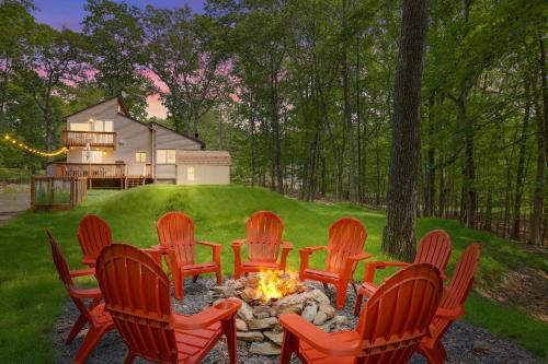 Bushkill Ski Chalet | Secluded Cabin, Jacuzzi, Pool Table, King Bed & Fire Pit