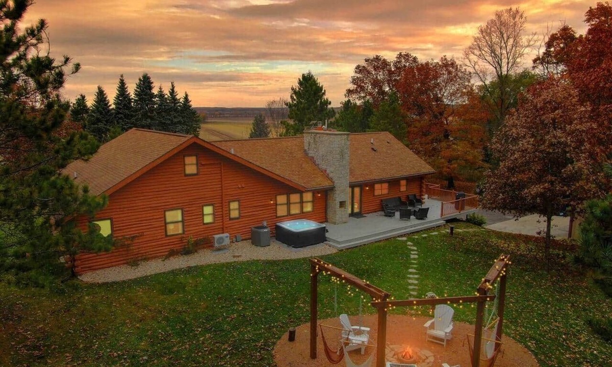 Portage House | Secluded Cabin on 38 acres/Dells