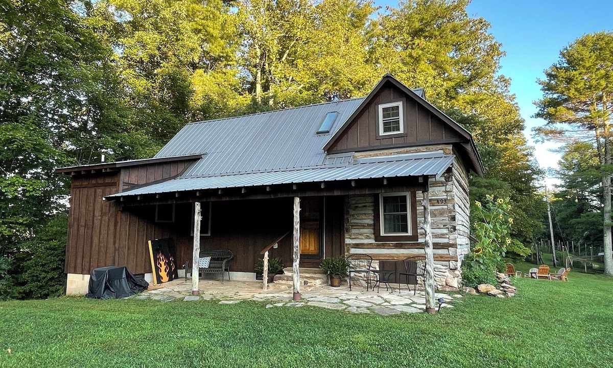 State Road Cabin | Secluded Cabin on Beautiful Riverside Farm