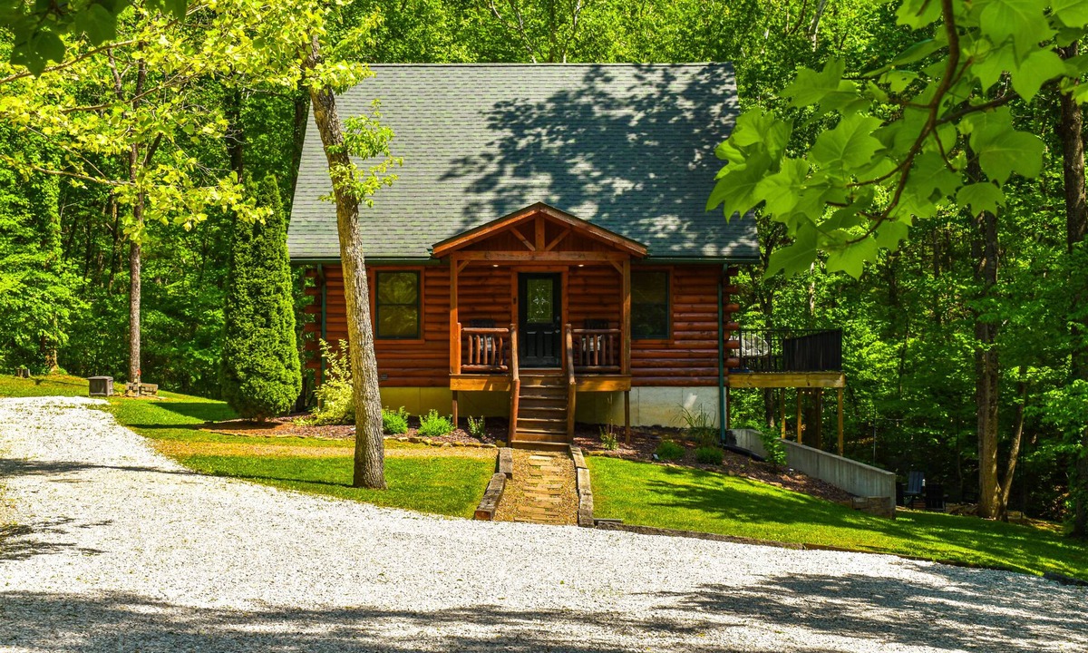 French Lick Cabin | Secluded Cabin That Sleeps 12 with Loft Bunkhouse and Game Room