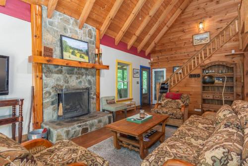 Leicester House | Secluded Cabin with Quality Furnishing and Hot Tub