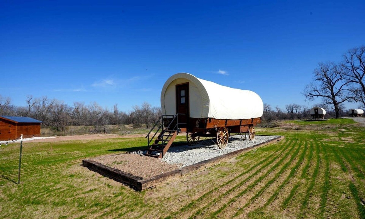 Satin House | Secluded Caravan with Barbecue in Chilton, Texas