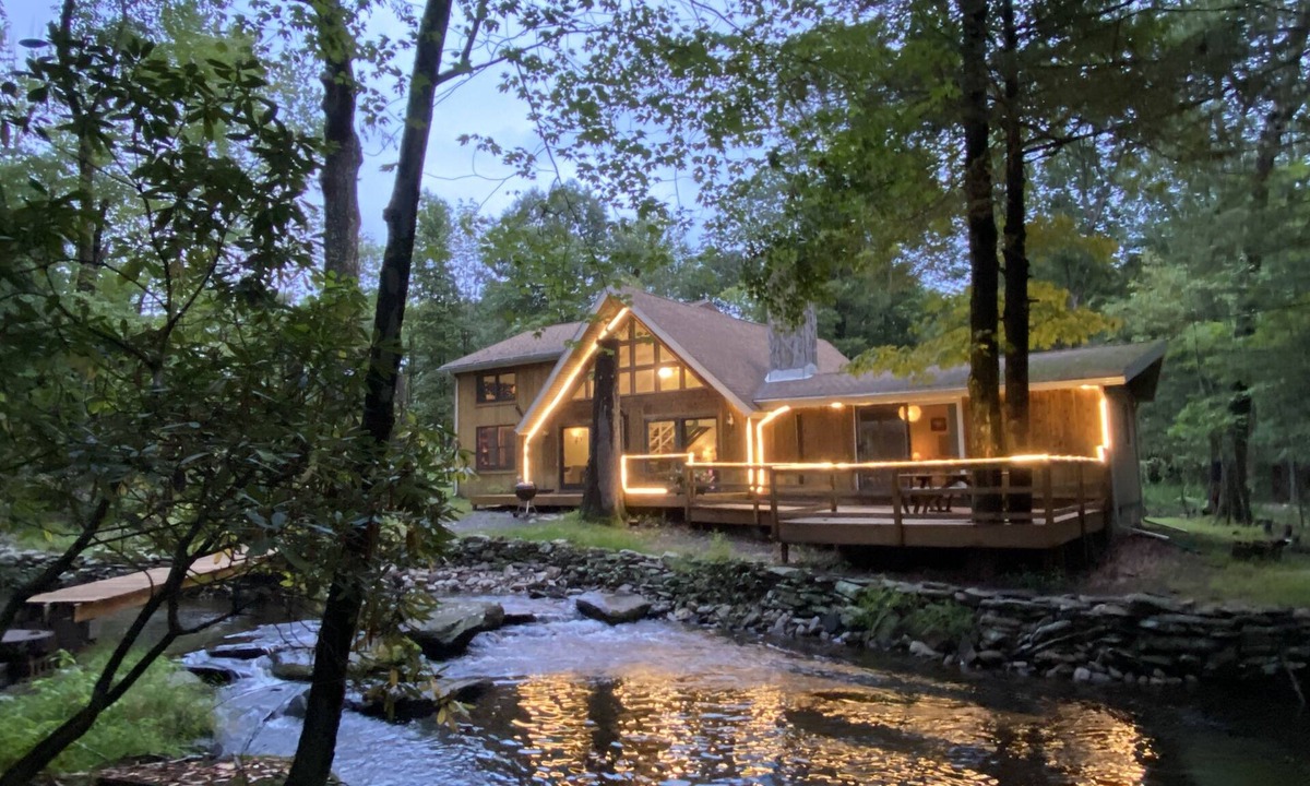 Reeders Ski Chalet | Secluded Chalet on Fishing Creek – Mins to Camelbk
