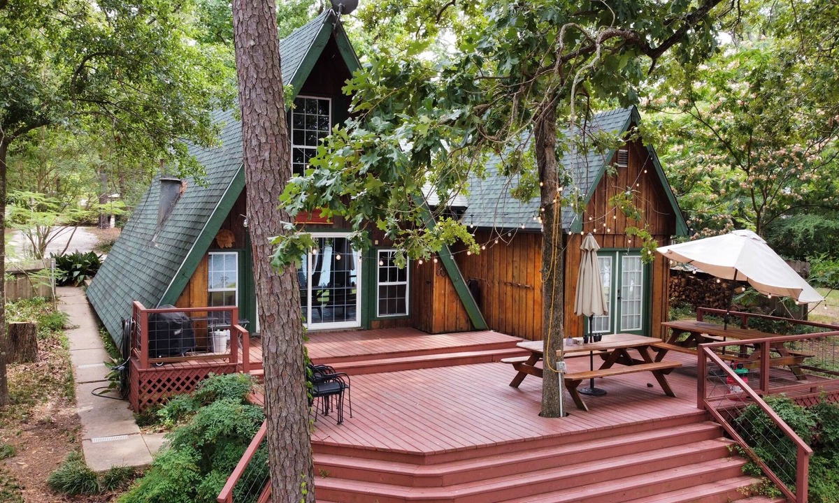 Broaddus House | Secluded cove! Fish, hike, hunt! Keep boat in water on private dock Sleeps 18