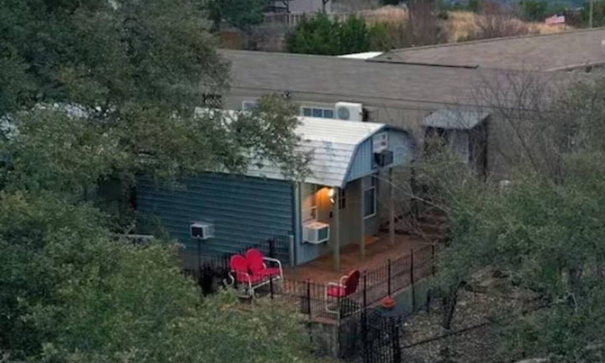 Leander Cabin | Secluded Cozy Cabin with stunning views, 1-bedroom loft with Futon. Sleeps 4