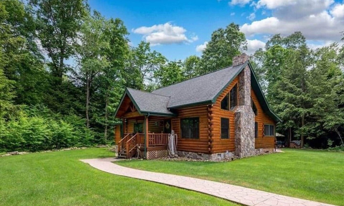 Turkey City House | Secluded, Cozy Log Cabin with 16 Acres and Hot Tub - Perfect for family retreat