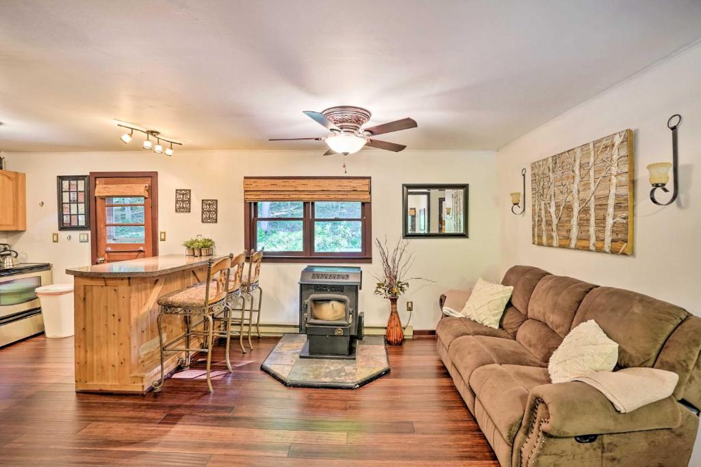 East Durham House | Secluded East Durham Cabin Retreat with Deck!
