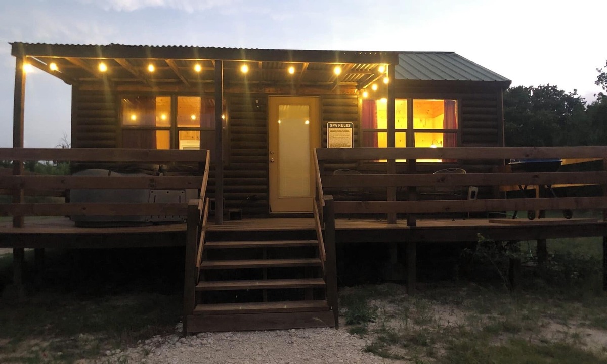 Paluxy Cabin | Secluded Escape with scenic views & hot tub