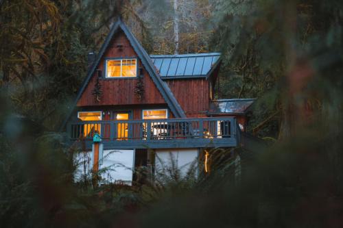 Skagit County House | Secluded Forest Cabin with Hot Tub and Private Waterfall