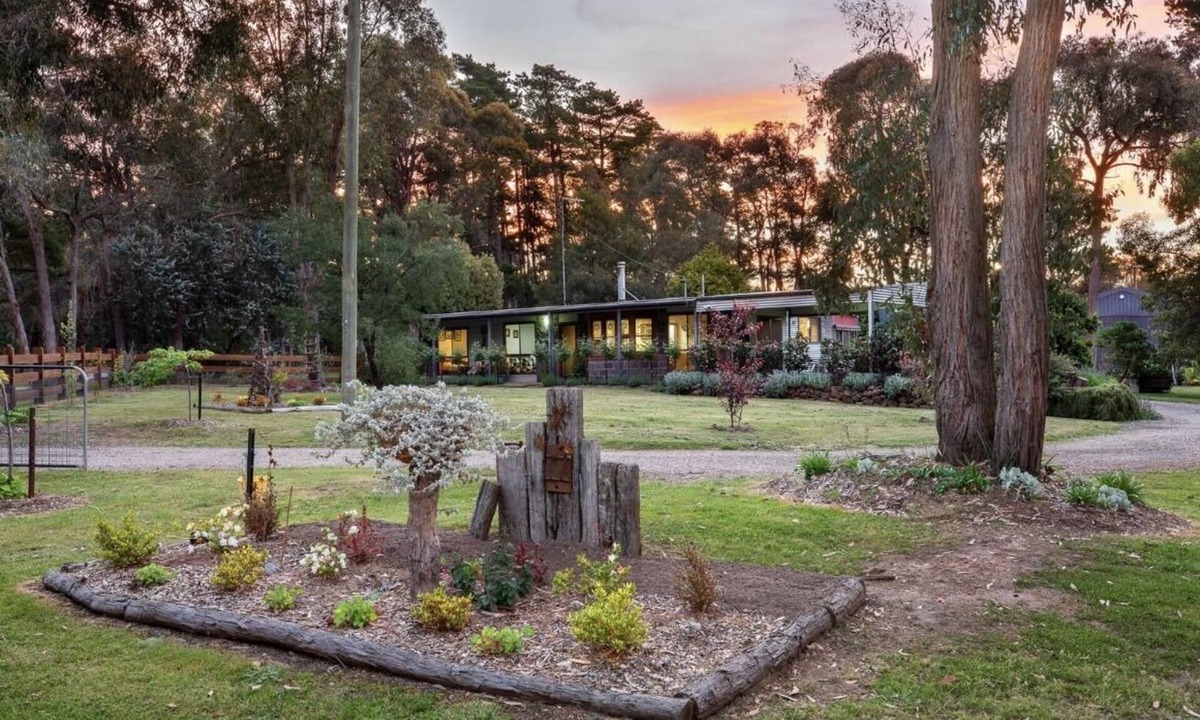 Creswick House | Secluded Forrest Find with separate studio, group and pet friendly