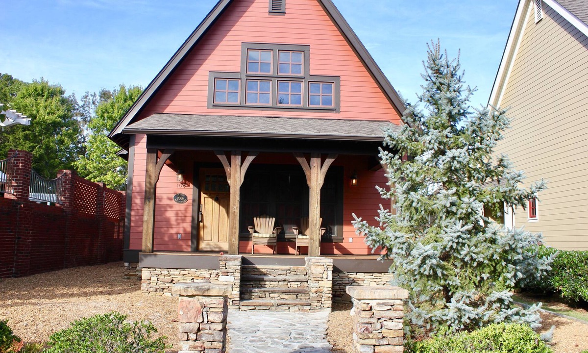 Pisgah House | Secluded getaway at Wayward Cottage