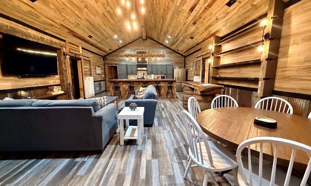Goreville Cabin | Secluded Group Lodge on 20 Acres