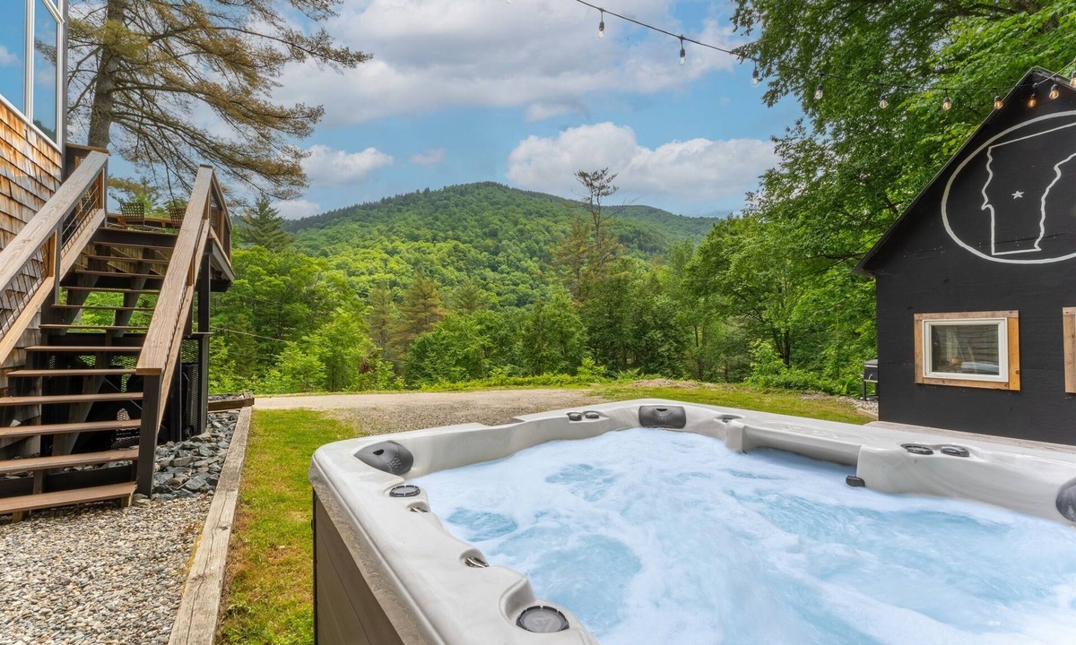 Bridgewater Corners House | Secluded/Hot Tub/views! Minutes to Everything!