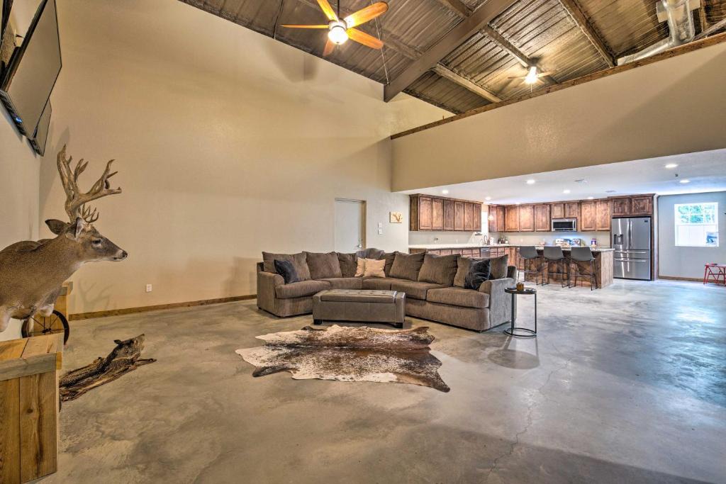 Yantis House | Secluded Home w/Gas Grill, 3 Mi to Boating!