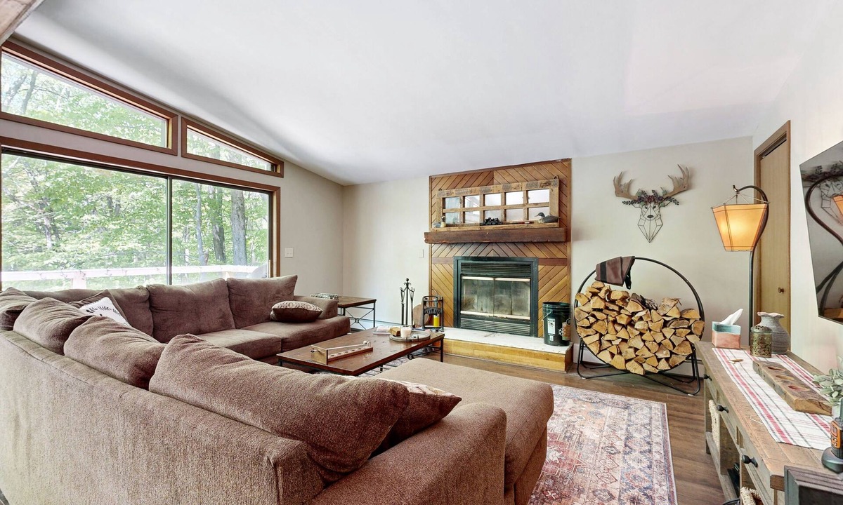 Wilmington House | Secluded home with deck, hot tub, & foosball table
