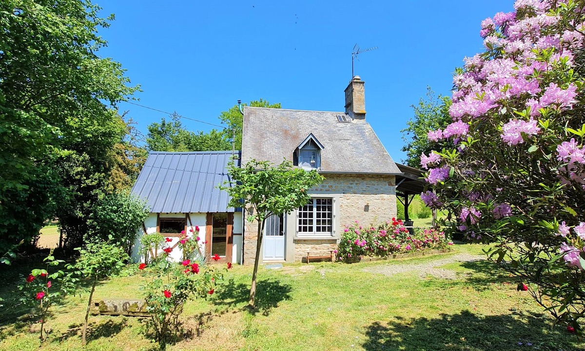 Le Mesnil-Gilbert House | Secluded house on huge private land