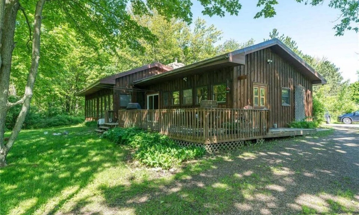 Clayton House | Secluded house located 5 minute drive from Clayton