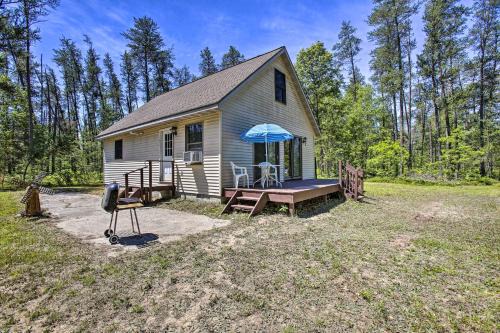 Irons House | Secluded Irons Cabin w/5-Acre Yard, Deck, Grill!