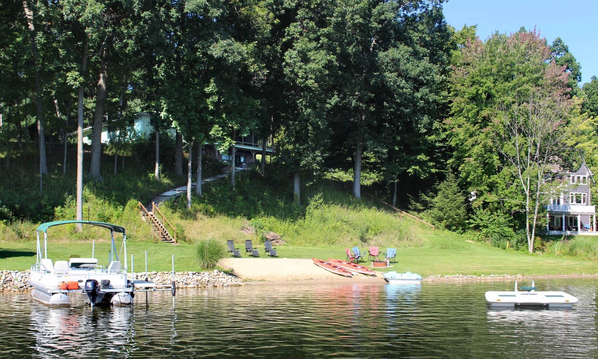Dowling House | Secluded Lake Retreat