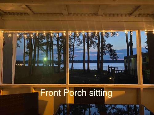 Hartsville House | Secluded lakefront cabin on Robinson
