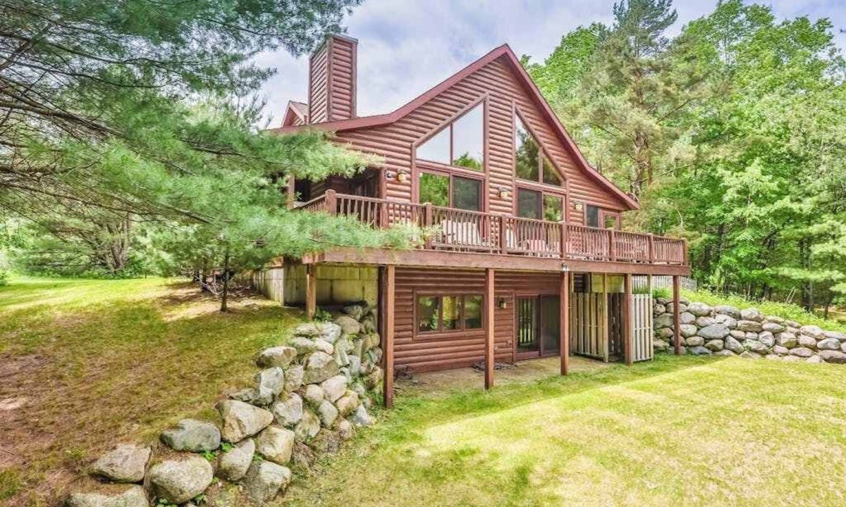 Woodruff House | Secluded lakefront cabin with deck, dock, kayak, canoe, & WiFi