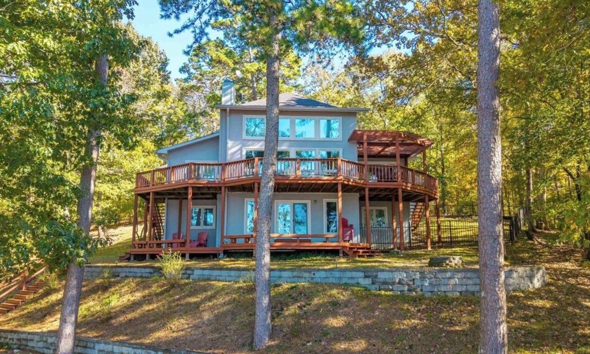 Jones Mills House | Secluded Lakefront Home in Hot Springs