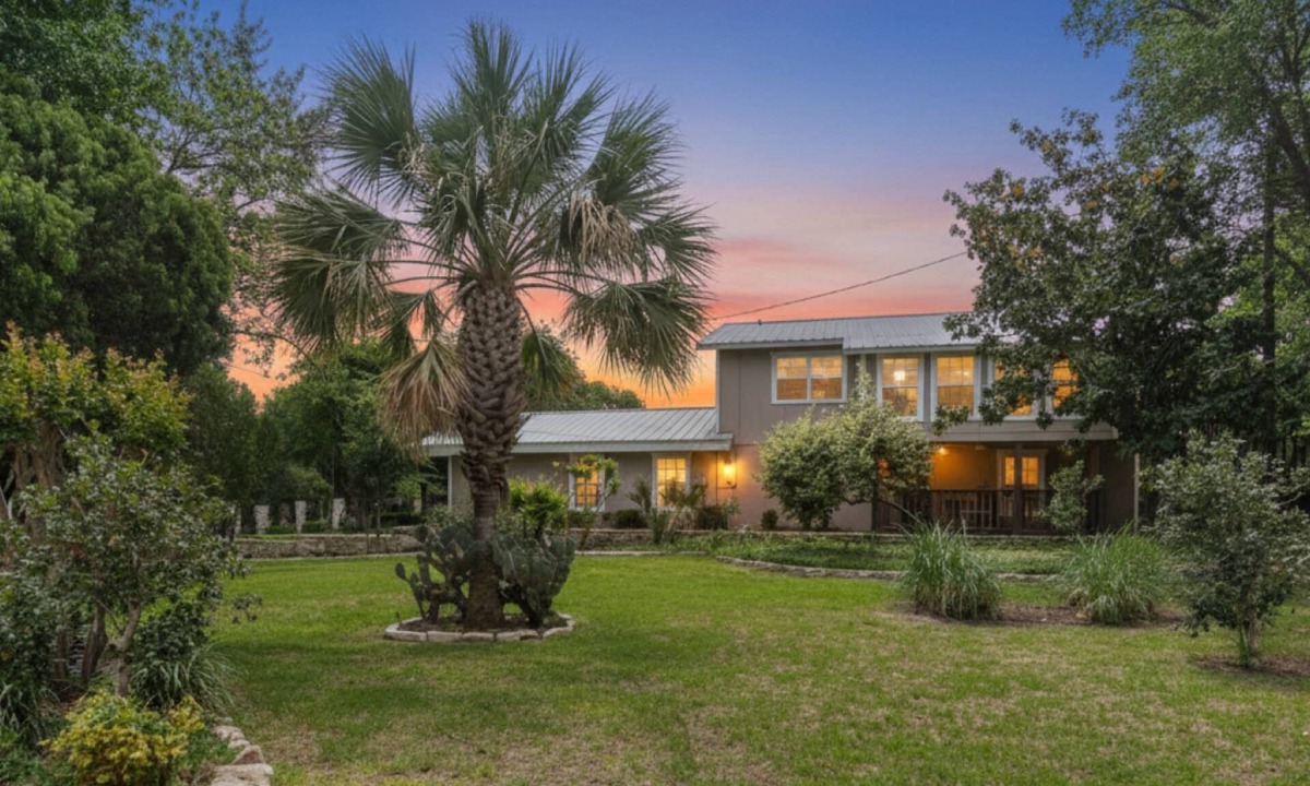 Clifton House | Secluded Lakehouse w/Private Cove Access | Foosball & Basketball Court | Family Retreat