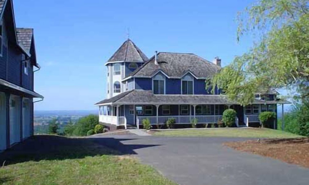 Portland House | Secluded large home. Wooded setting. Easy commute to downtown.