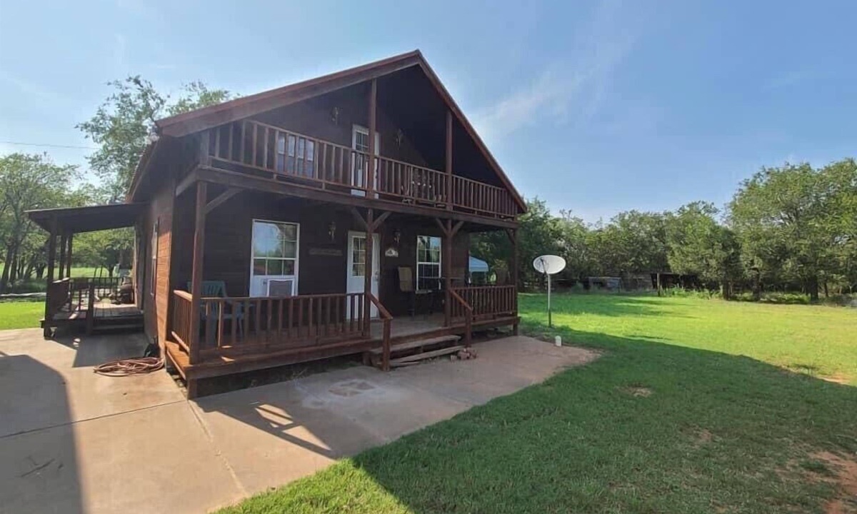 Childress Cabin | Secluded Lodge on 55 acres with stock pond in Childress, Texas. Lots of wildlife