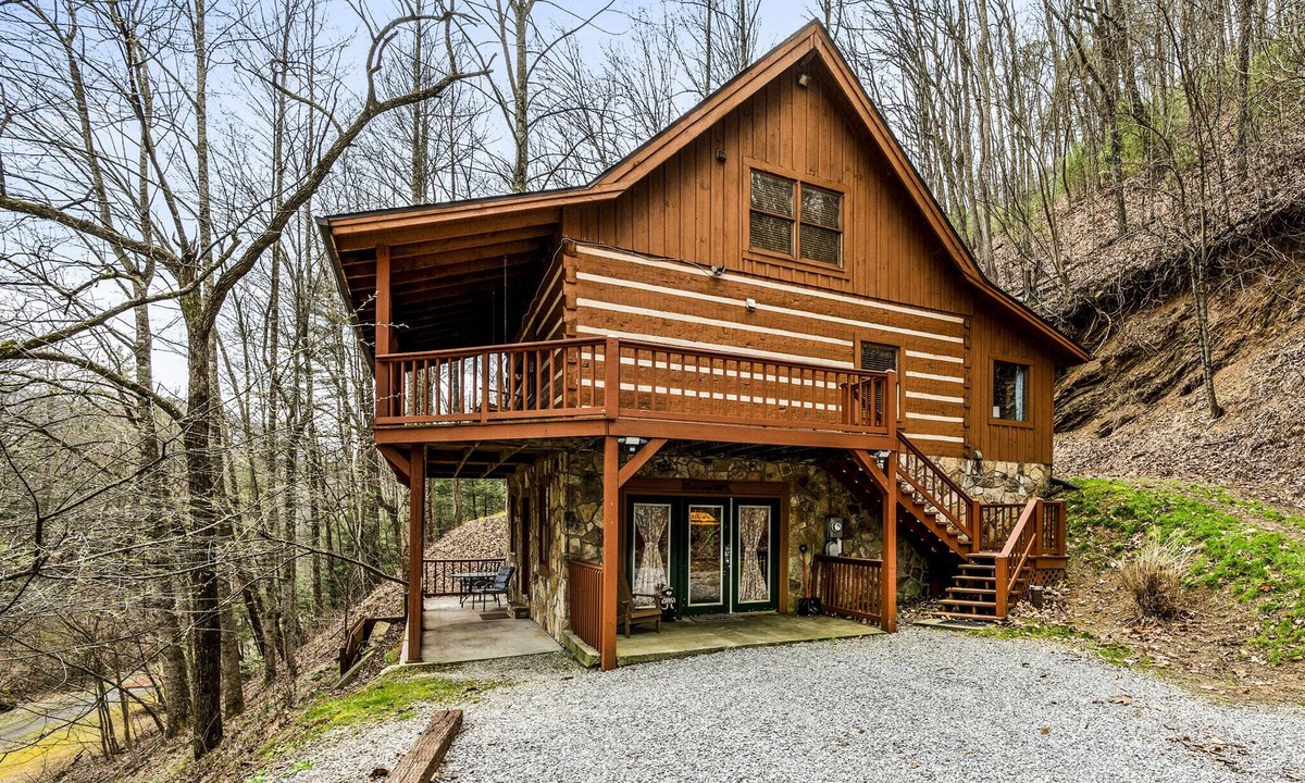 Wears Valley Cabin | Secluded Log Cabin! Free pool access, big yard, awesome location!