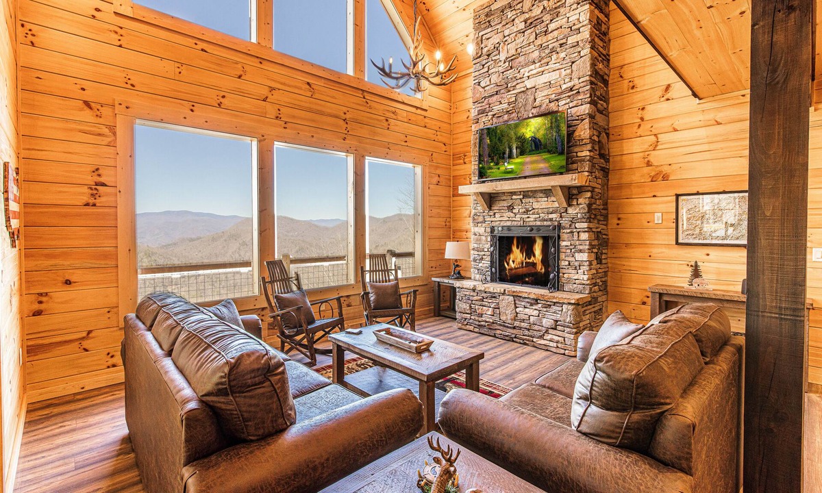 Bryson City Cabin | Secluded Luxury Cabin - Mountain Views, Fire Pit, Great Location! Sleeps 8.