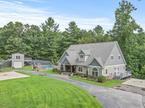 Skyland House | Secluded Luxury Home with Pool and Hot Tub in ASHEVILLE 15 min to Downtown
