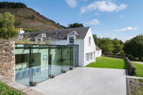 Selkirk House | Secluded Luxury Off-Grid Hideaway with Apartment