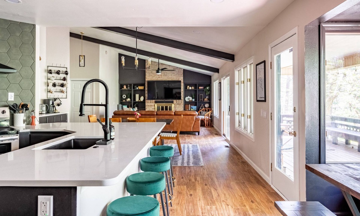 Bella Vista House | Secluded Mod Lodge - On Trail Near Waterfall - 2 King Suites!