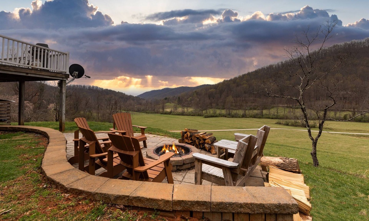 Lovingston Ski Chalet | Secluded Mountain Cabin Firepit 12ppl