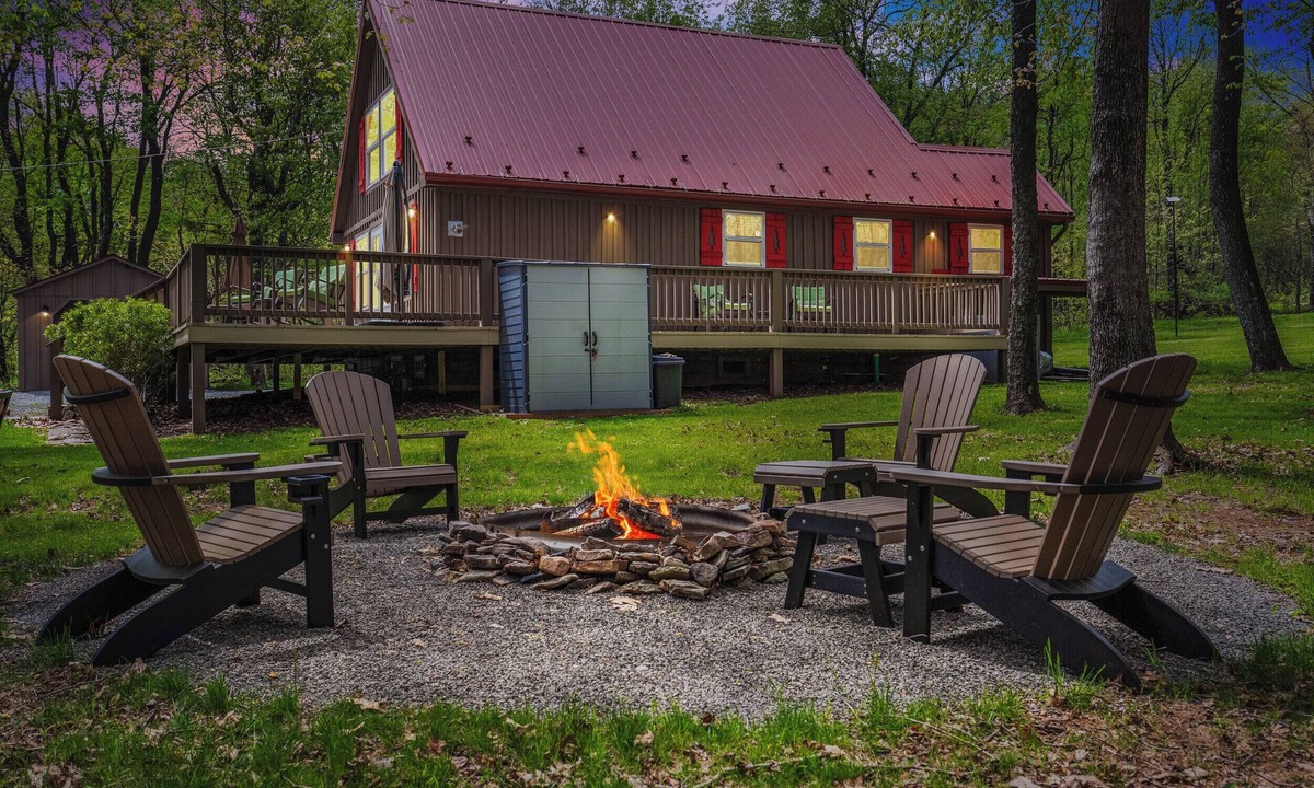 Schellsburg Cabin | Secluded Mtn Cabin 2 Kings Firepit WiFi