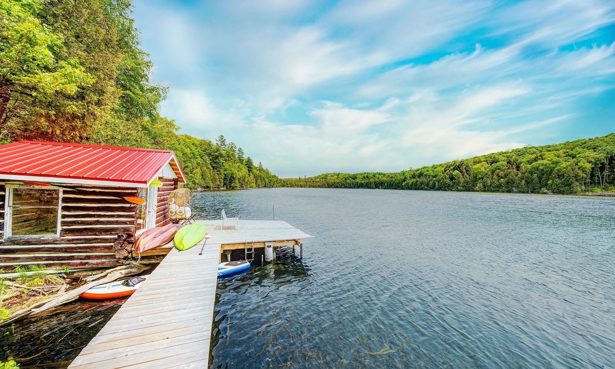 Wollaston House | Secluded Ontario Lakehouse | Starlink+Night Skies