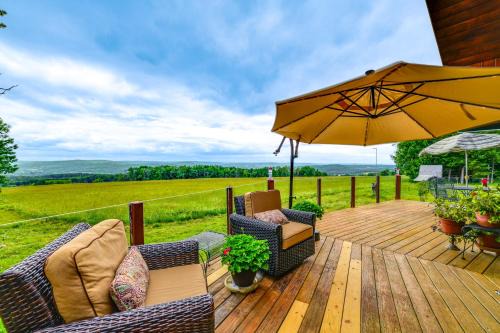 Oxford House | Secluded Oxford Cabin on 75 Acres: Sunset Views!
