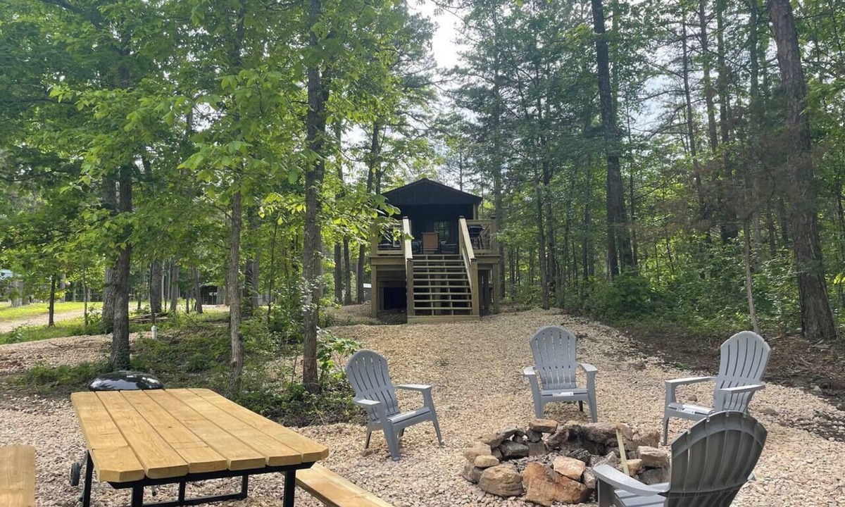 Eminence Cabin | Secluded Ozarks Bunk House at Old Desperado Ranch