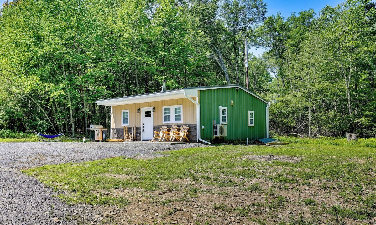East Stroudsburg Cabin | Secluded Poconos Cabin: 75 Acres & Fire Pit!