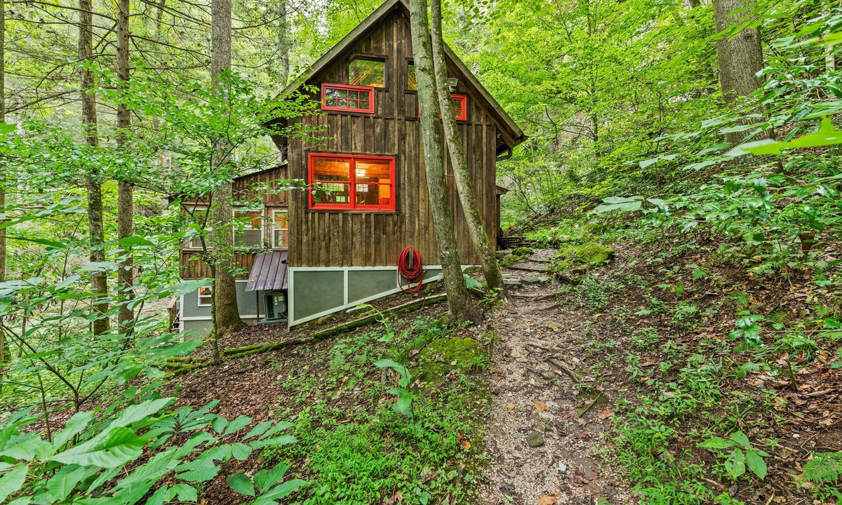 Campton Cabin | Secluded Red River Gorge Pet-Friendly Cabin on 6 acres