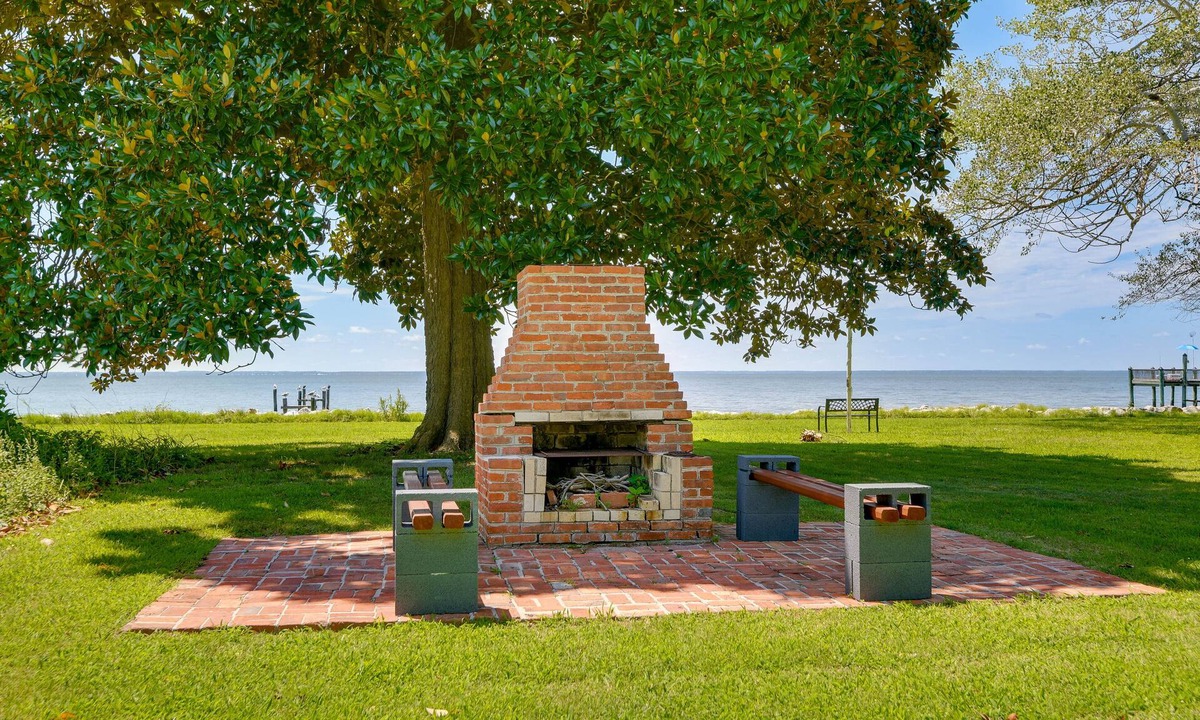 Point Lookout House | Secluded River Front Cottage