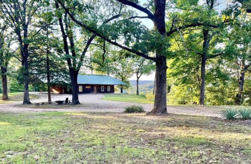 Tahlequah House | Secluded Riverfront Cabin with Bluff Views, Gated Privacy & Scenic Trail Access in Tahlequah, Oklahoma