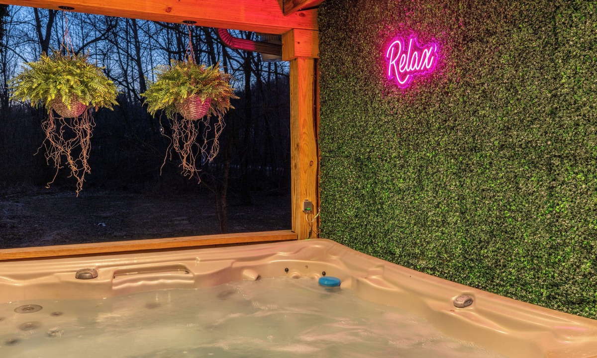 Rockbridge Cabin | Secluded Romantic Getaway/Creek View/Hot Tub/Fire Pit/Heart of HK/Pet Friendly