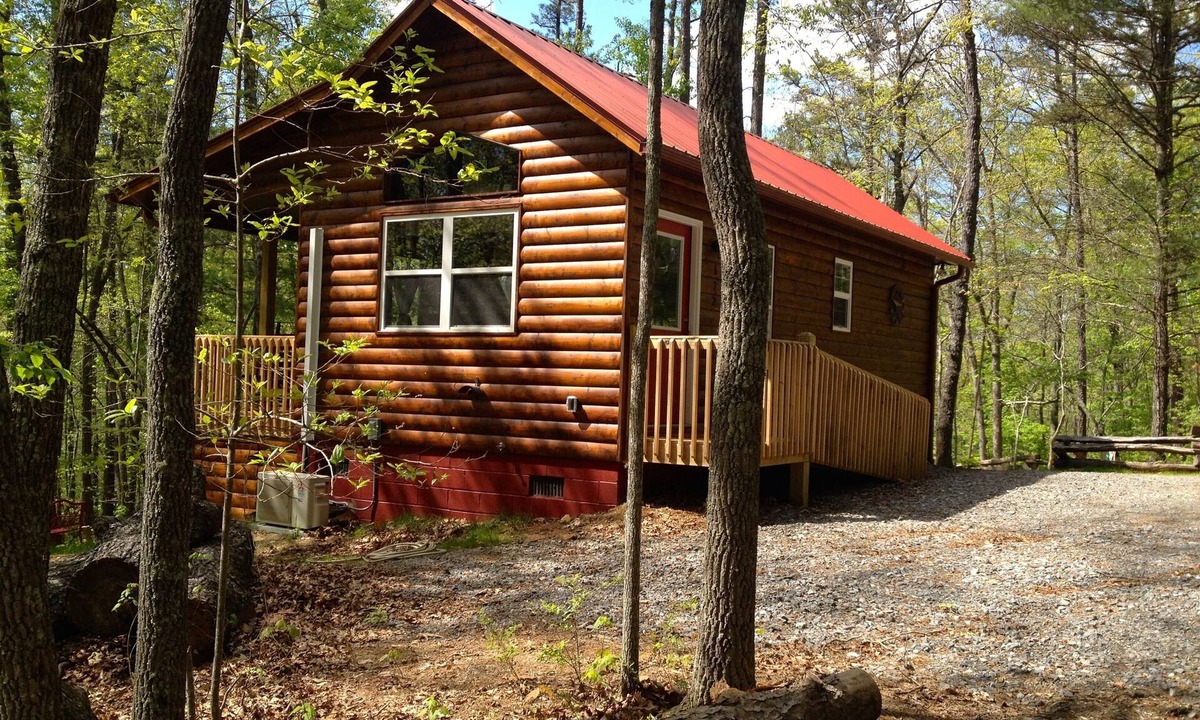 Murphy Cabin | Secluded Setting Conveniently located close to downtown.
