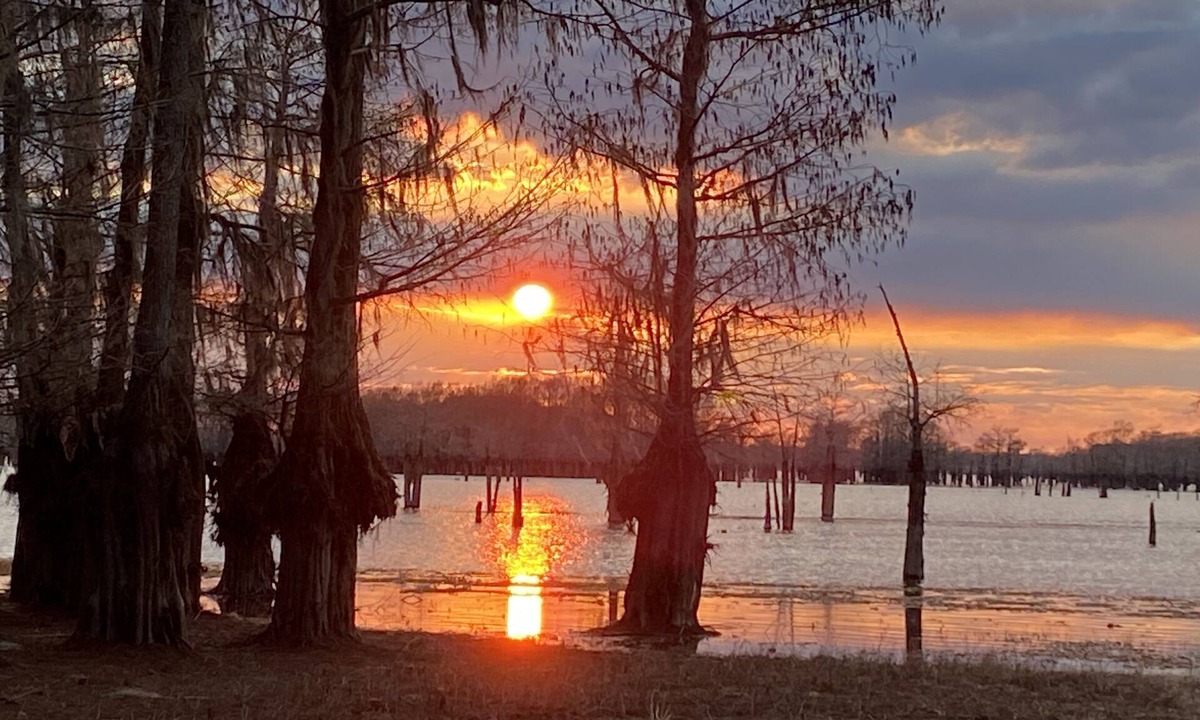 Heflin House | Secluded Shades of Blue Lake Bistineau Sunsets Sleeps 19